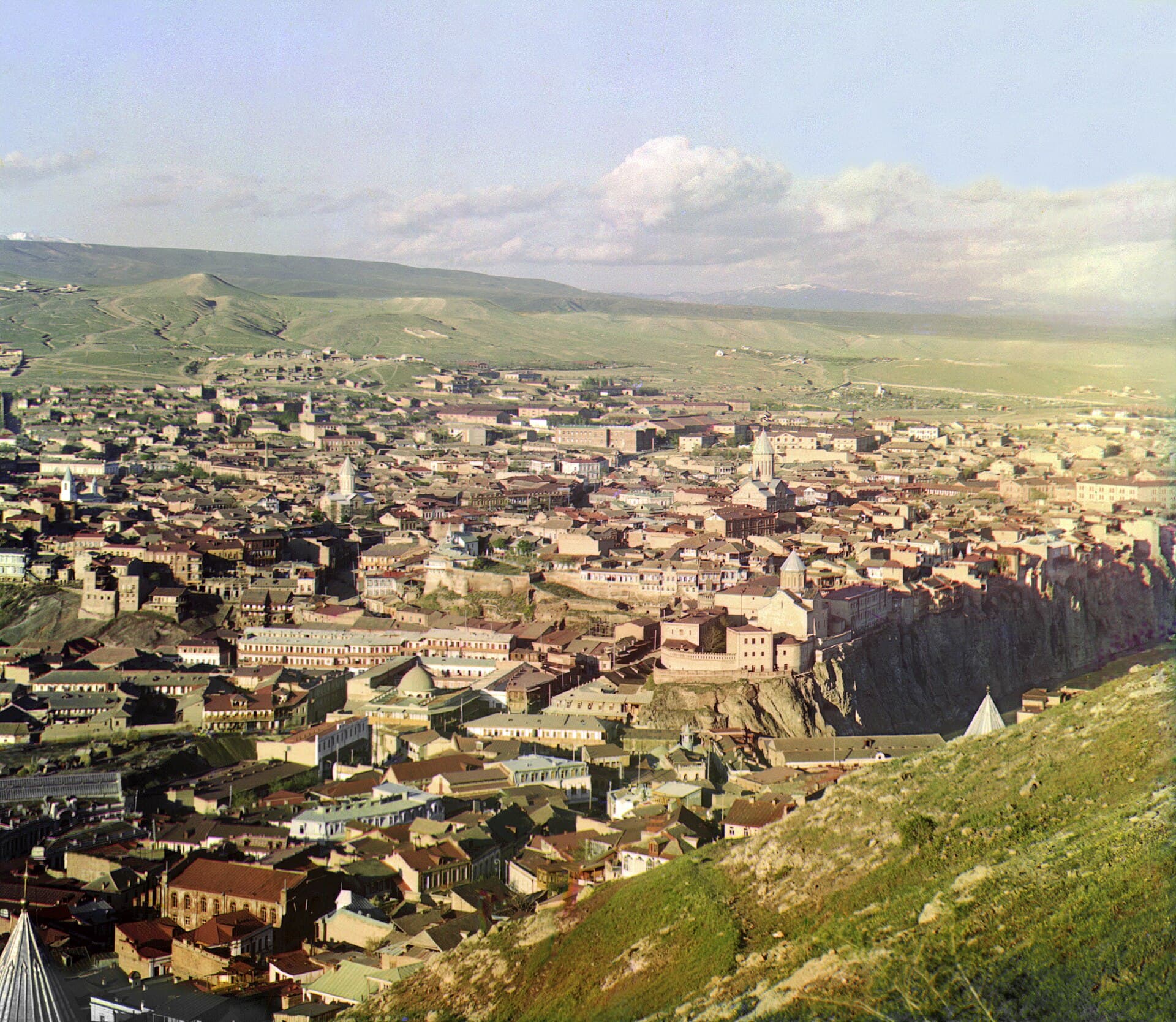Vedere panoramică asupra unui oraș din Georgia, așezat într-o vale și înconjurat de dealuri. (Foto: Sergei Prokudin-Gorskii / Public domain, Wikimedia Commons)