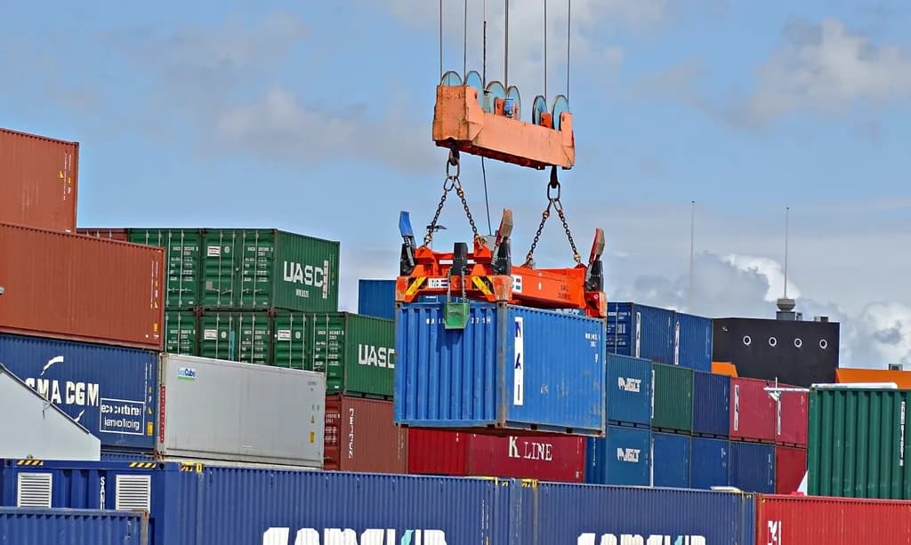 Un port comercial, cu macarale care manipulează containere maritime. (Foto ilustrativă: necunoscut / CC0 1.0, Openverse)