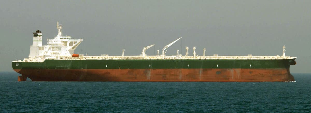 Un tanc petrolier comercial navigând pe mare. (Foto de arhivă: necunoscut / Public domain, Wikimedia Commons)