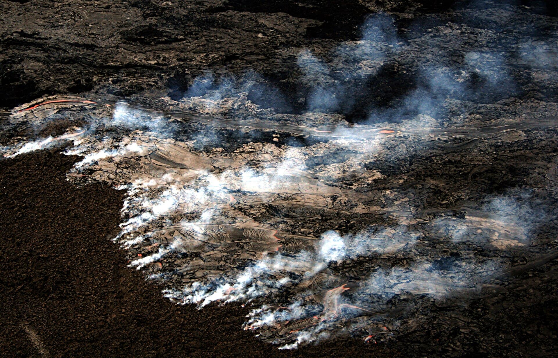 O zonă afectată de un incendiu de vegetație, cu teren ars și fum. (Foto de arhivă: Brocken Inaglory / CC BY-SA 3.0, Wikimedia Commons)
