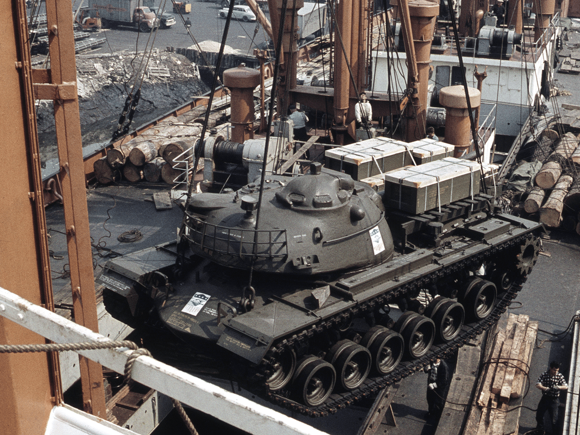 Un tanc militar încărcat pe puntea unei nave, într-un port. (Foto de arhivă: Buonasera / CC BY-SA 3.0, Wikimedia Commons)