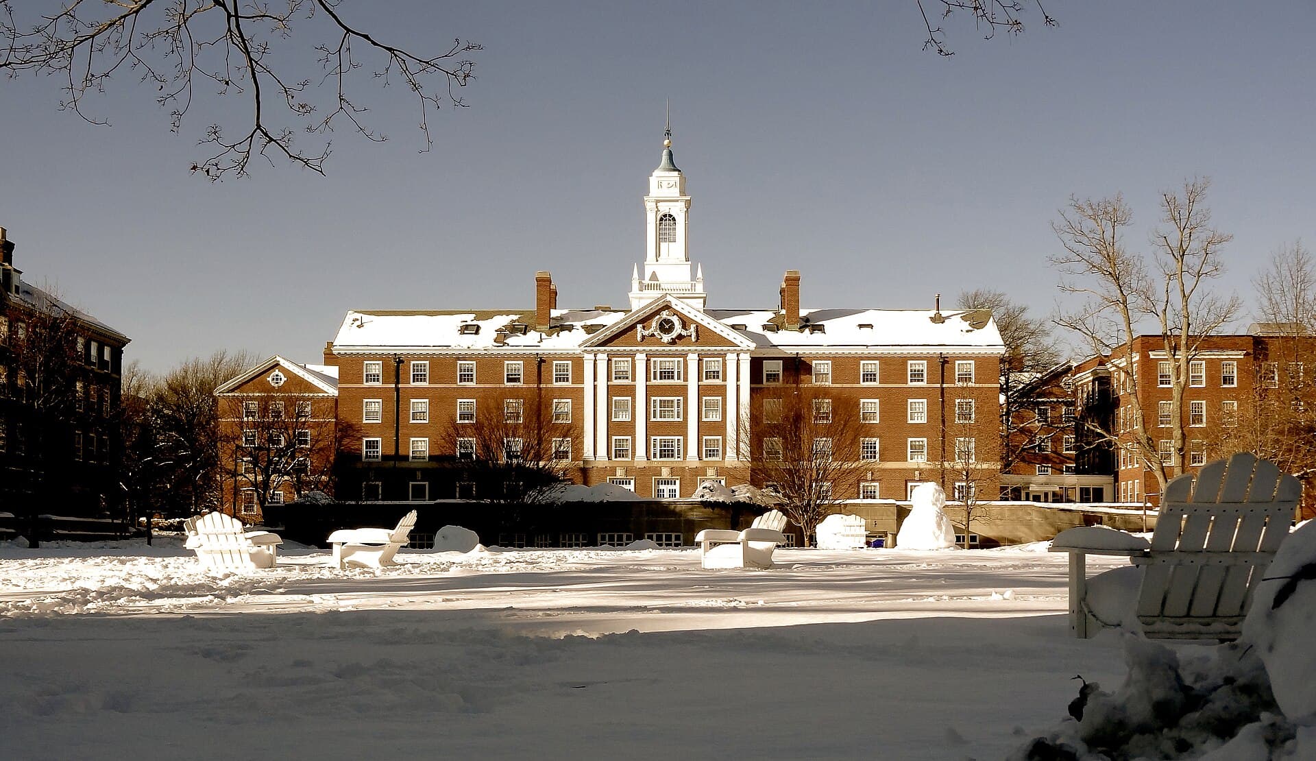 O clădire a Universității Harvard, înzăpezită, pe campusul din Cambridge, Massachusetts. (Foto: Rizka / CC BY-SA 4.0, Wikimedia Commons)