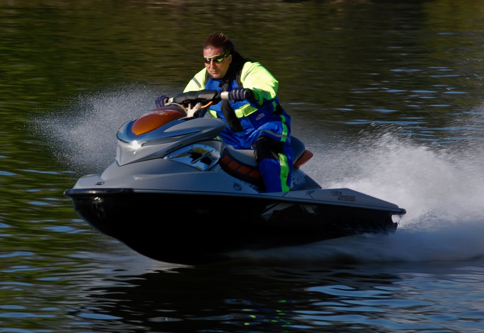 Un bărbat pe un jet ski, navigând pe apă. (Foto de arhivă: User:Isakaisaka1 / Public domain, Wikimedia Commons)