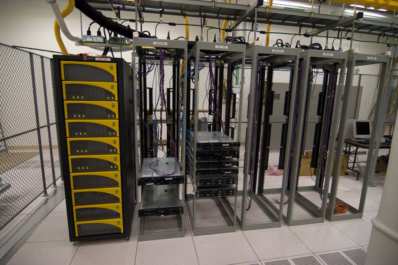 Un rând de servere și echipamente informatice într-un centru de date. (Foto de arhivă: Alexis Lê-Quôc from New York, United States / CC BY-SA 2.0, Wikimedia Commons)