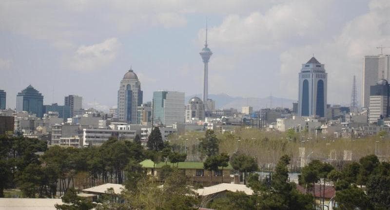 Panoramă urbană a orașului Teheran, cu Turnul Milad și clădiri înalte în fundal. (Foto: Amir1140 at English Wikipedia / BY-SA 3.0, Openverse)