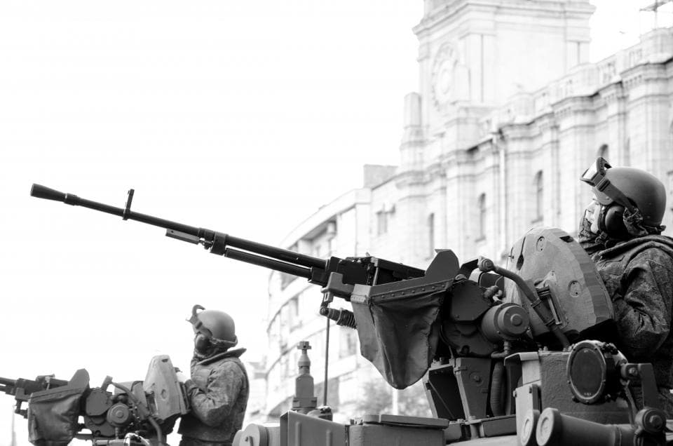 Militari înarmați, poziționați pe vehicule militare cu mitraliere grele, într-un cadru urban. (Foto ilustrativă: asim alnamat / CC0 1.0, Openverse)