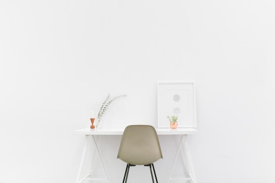 Un birou minimalist cu un scaun, într-un spațiu interior luminos. (Foto ilustrativă: Bench Accounting / CC0 1.0, Openverse)
