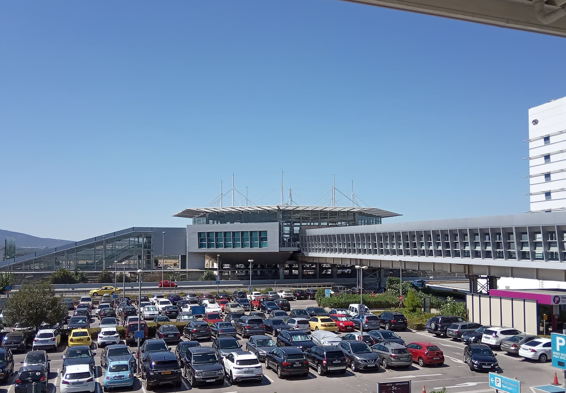 Terminalul unui aeroport din Grecia și parcarea aglomerată din fața acestuia. (Foto: Peloponnisios / CC BY-SA 4.0, Wikimedia Commons)