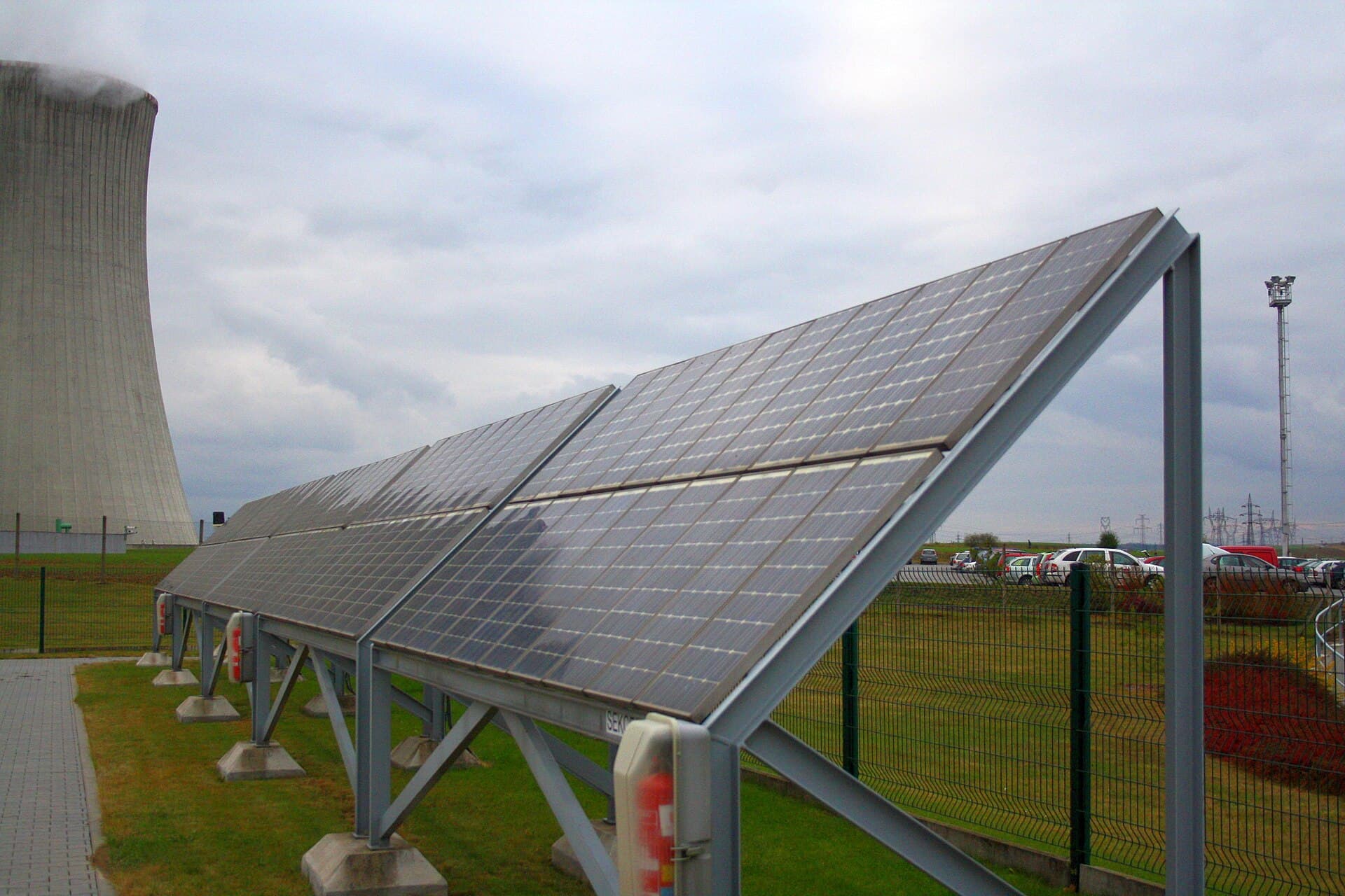 Panouri solare fotovoltaice instalate pe o structură metalică, într-o zonă industrială. (Foto de arhivă: Frettie / CC BY 3.0, Wikimedia Commons)