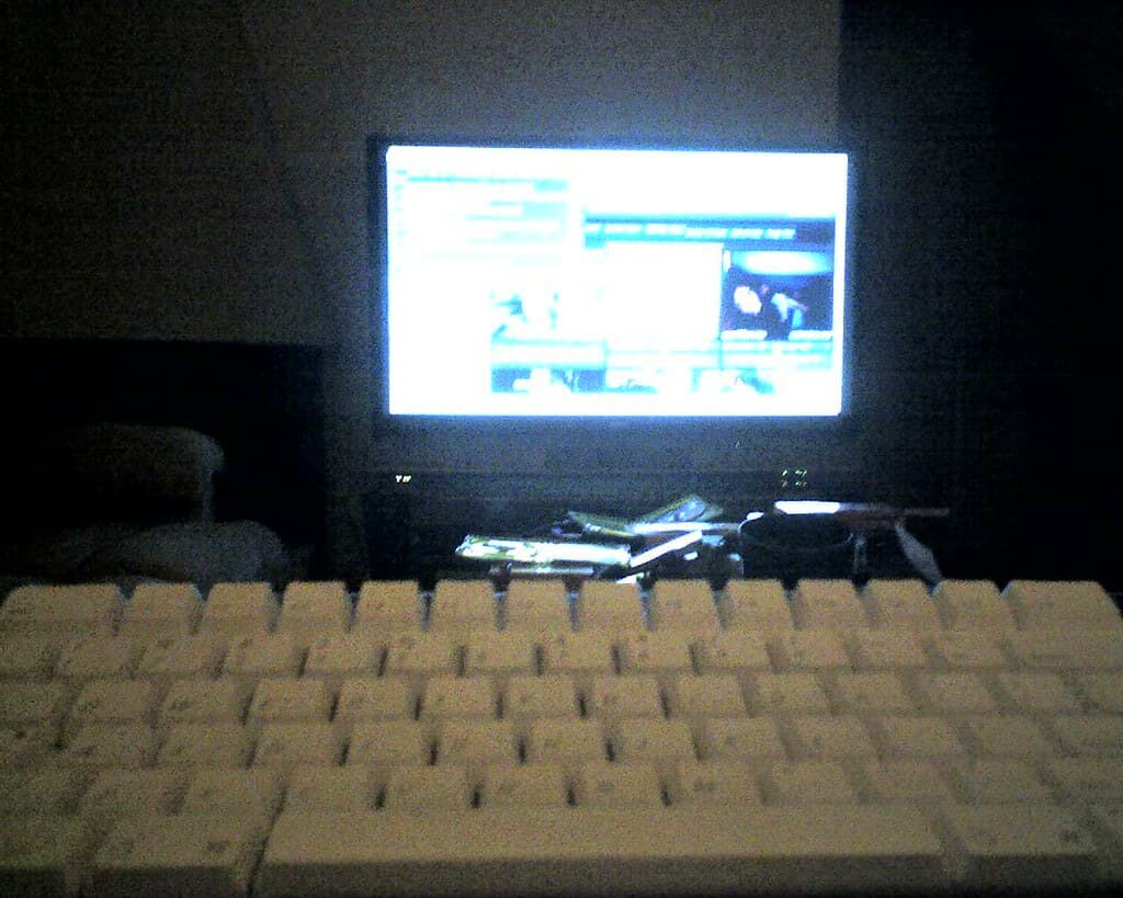 Un calculator vechi, cu monitor și tastatură, într-o încăpere întunecată. (Foto de arhivă: heinousjay / BY-SA 2.0, Openverse)