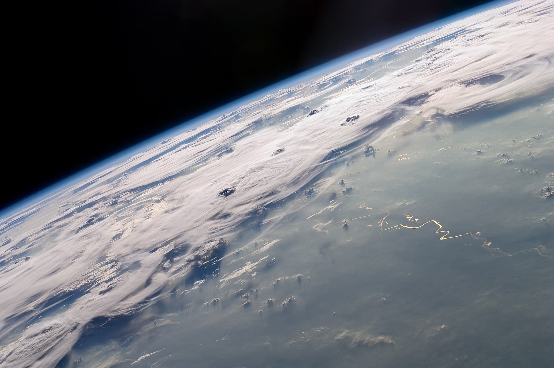 Imagine din satelit a Pământului, cu nori și suprafața terestră/văzută din spațiu. (Foto de arhivă: NASA Expedition 20 crew / Public domain, Wikimedia Commons)