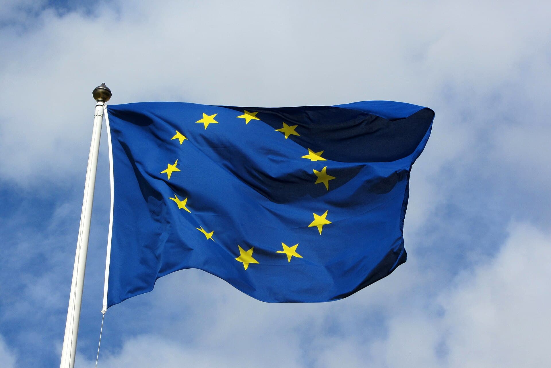 Drapelul Uniunii Europene fluturând pe cer. (Foto de arhivă: MPD01605 / CC BY-SA 2.0, Wikimedia Commons)
