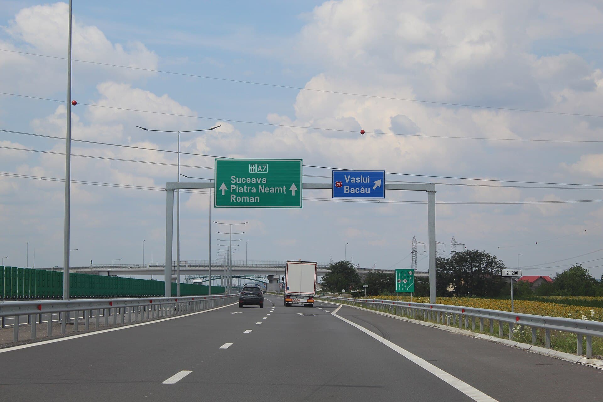 O autostradă în exploatare, cu indicatoare rutiere către Vaslui și Bacău. (Foto: TrainSimFan / CC BY-SA 4.0, Wikimedia Commons)