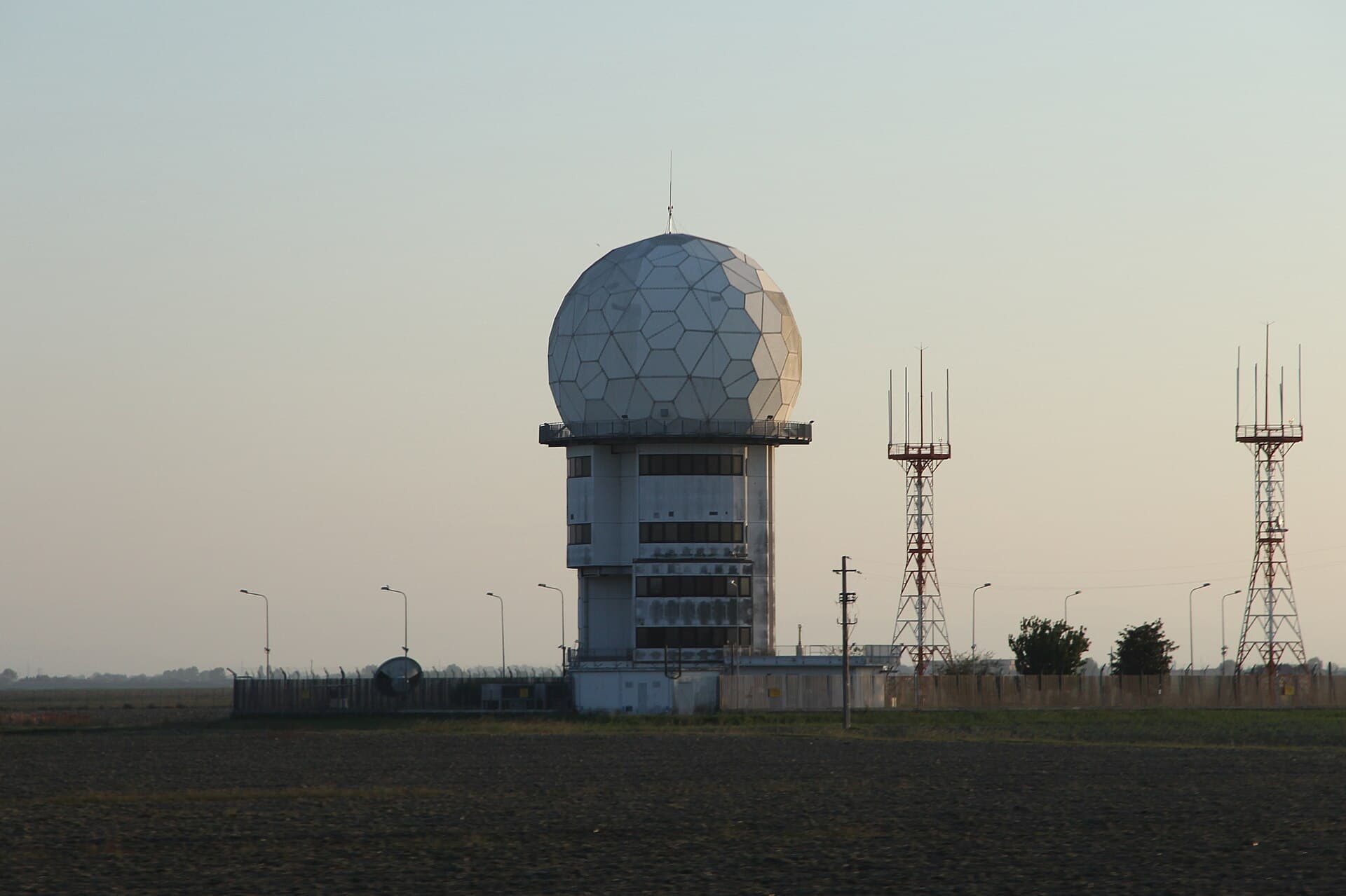 Un radar fix, cu radom sferic, amplasat într-o zonă agricolă. (Foto de arhivă: Gianni Careddu / CC BY-SA 4.0, Wikimedia Commons)
