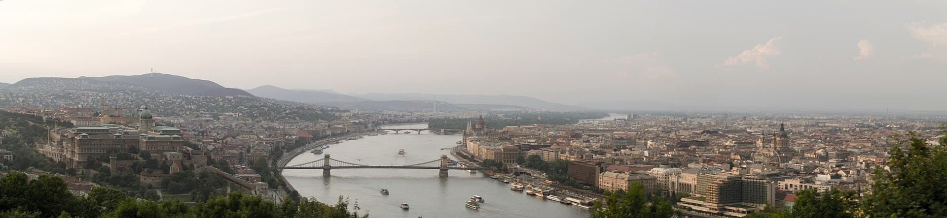 Vedere panoramică asupra Budapestei, cu Dunărea și clădirile orașului (Foto: Ashwin Kumar / CC BY-SA 2.0, Wikimedia Commons)