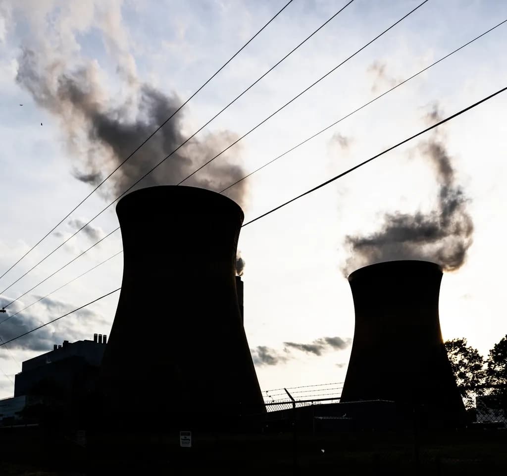 Două turnuri de răcire ale unei centrale electrice, cu abur sau fum deasupra, văzute în siluetă. (Foto ilustrativă: Carol M Highsmith / CC0 1.0, Openverse)