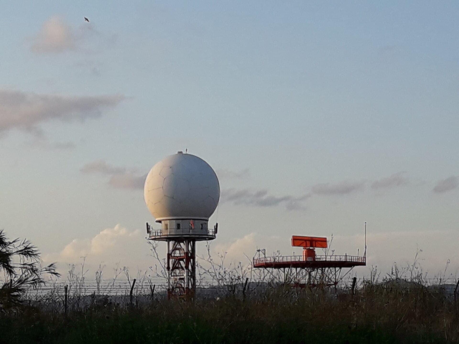 Un radar și echipamente de supraveghere aeriană amplasate într-o zonă împrejmuită. (Foto de arhivă: pere prlpz / CC BY-SA 3.0, Wikimedia Commons)