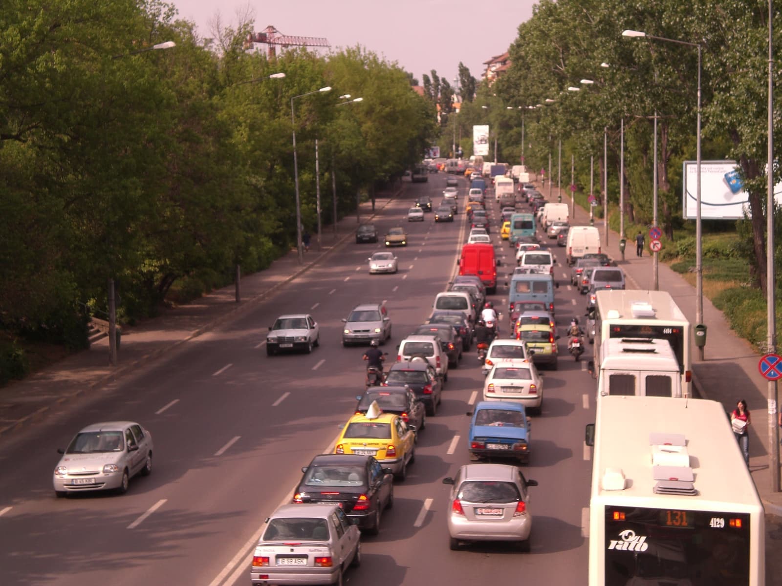 O arteră aglomerată din București, cu trafic intens, mașini și un autobuz. (Foto: Dan69en / CC BY-SA 3.0, Wikimedia Commons)