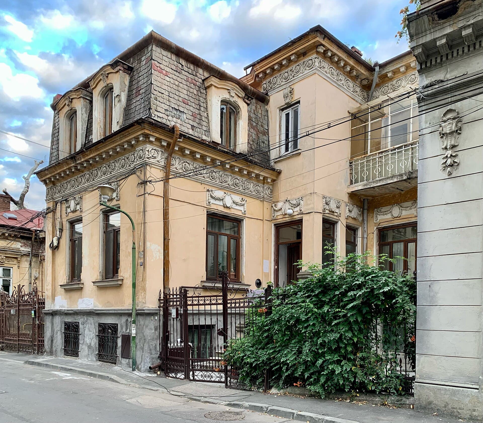 O casă veche, cu arhitectură istorică, într-o zonă urbană din București. (Foto: Neoclassicism Enthusiast / CC BY-SA 4.0, Wikimedia Commons)