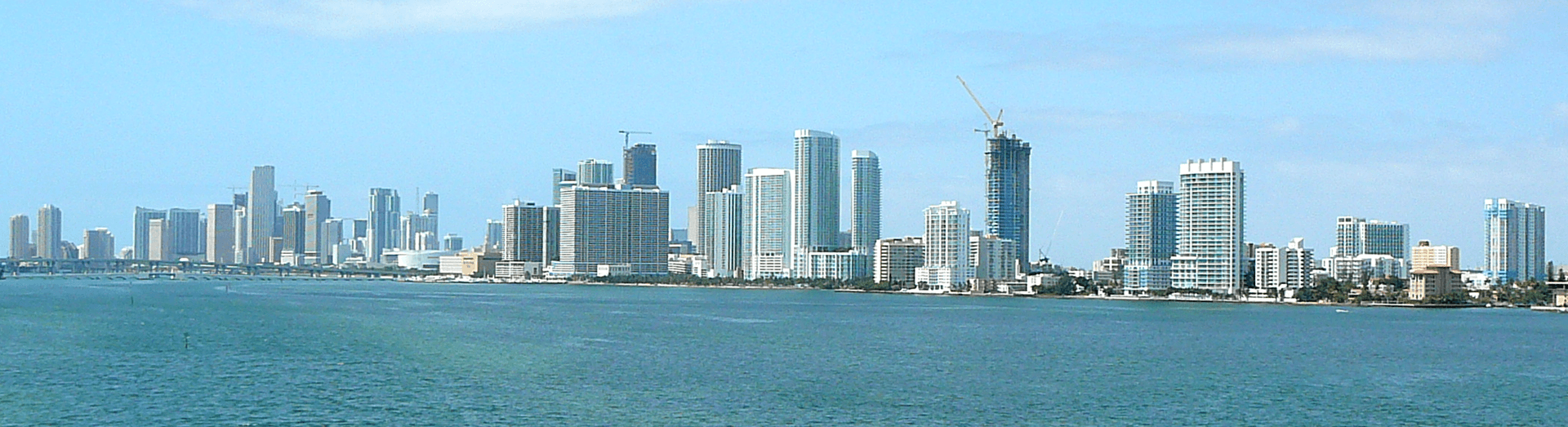Panoramă a orașului Miami, cu linia de clădiri văzută de peste apă. (Foto: No machine-readable author provided. Averette assumed (based on copyright claims / CC BY 3.0, Wikimedia Commons)