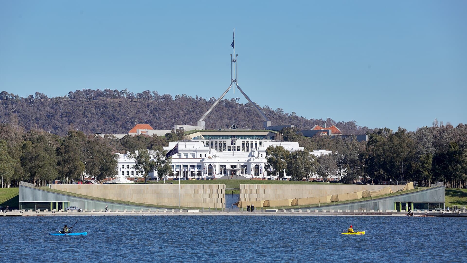 Clădirea Parlamentului Australiei din Canberra, văzută de peste lac. (Foto: Thennicke / CC BY-SA 4.0, Wikimedia Commons)