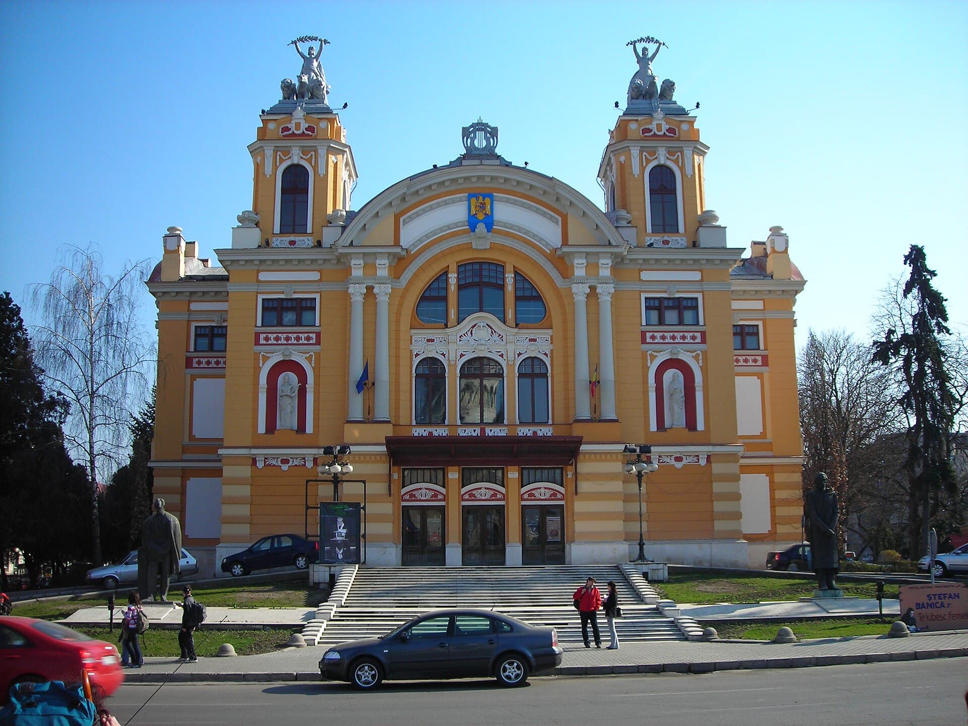 Clădirea Operei Naționale Române din Cluj-Napoca, fotografiată din față. (Foto: ES Vic at English Wikipedia / CC BY-SA 3.0, Wikimedia Commons)