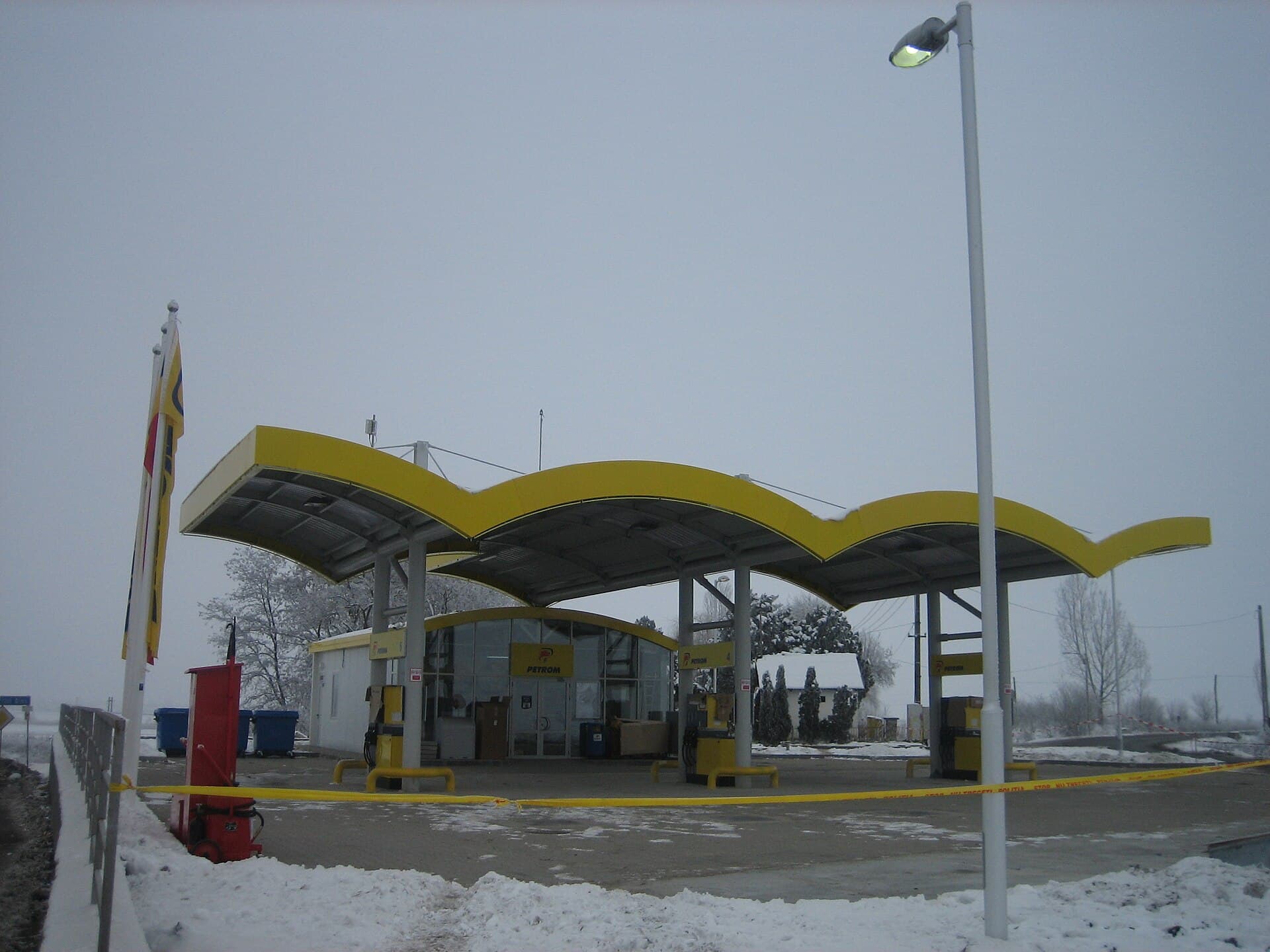 O stație de carburanți, cu pompe și copertină, fotografiată pe timp de iarnă. (Foto: Kulja / Public domain, Wikimedia Commons)