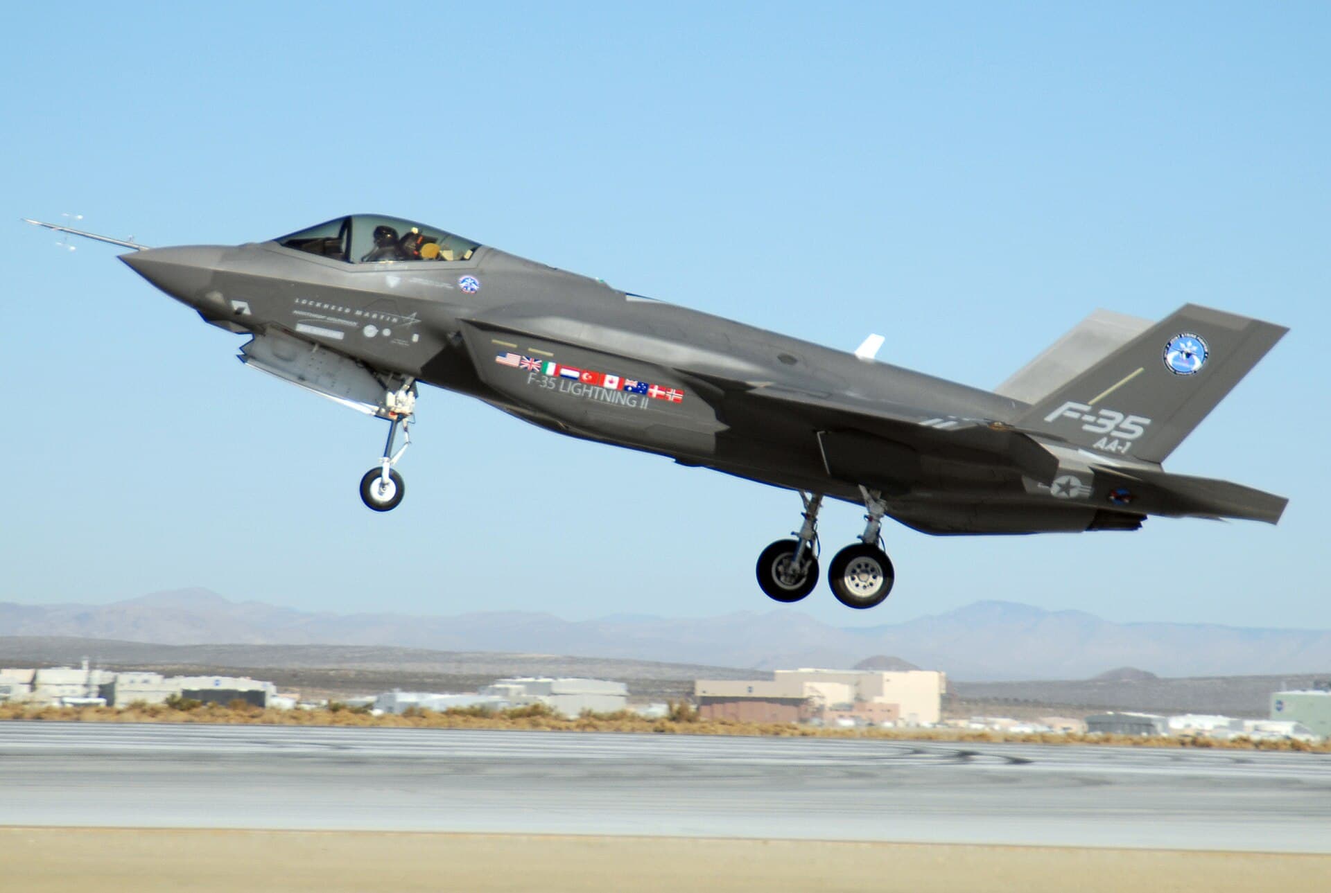 Un avion de vânătoare F-35 în timpul decolării, fotografiat deasupra unei piste. (Foto: U.S. Air Force photo/Senior Airman Julius Delos Reyes / Public domain, Wikimedia Commons)