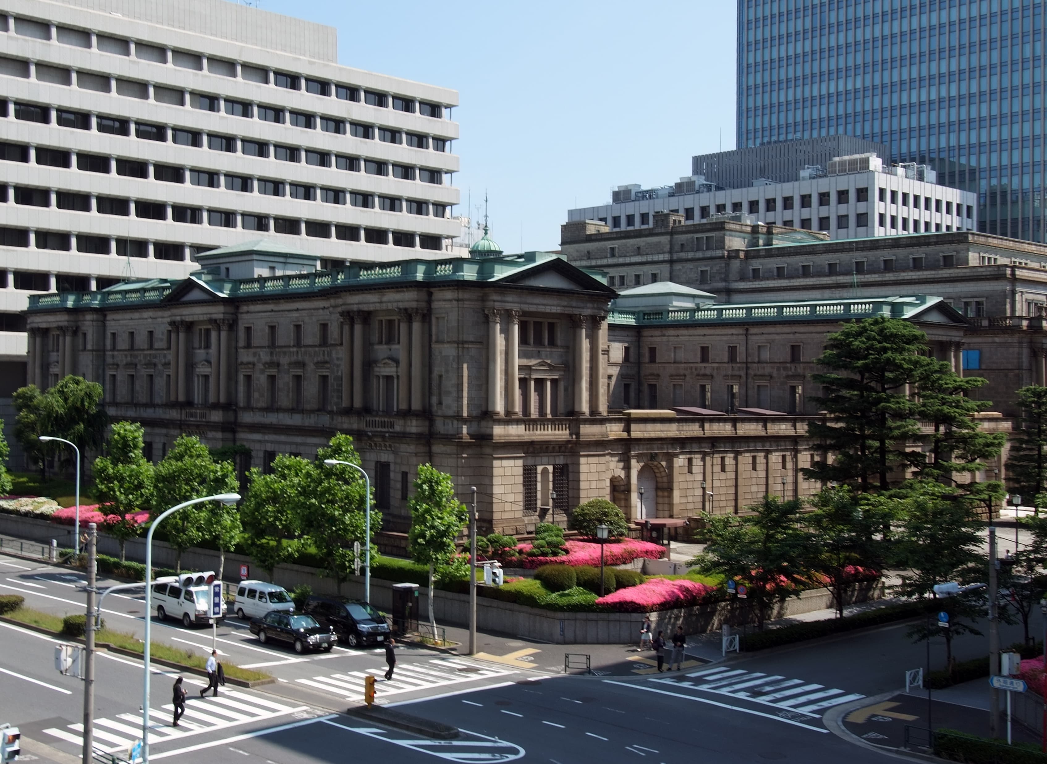 Clădirea Băncii Japoniei din Tokyo, văzută de pe stradă. (Foto: Wiiii / BY-SA 3.0, Openverse)