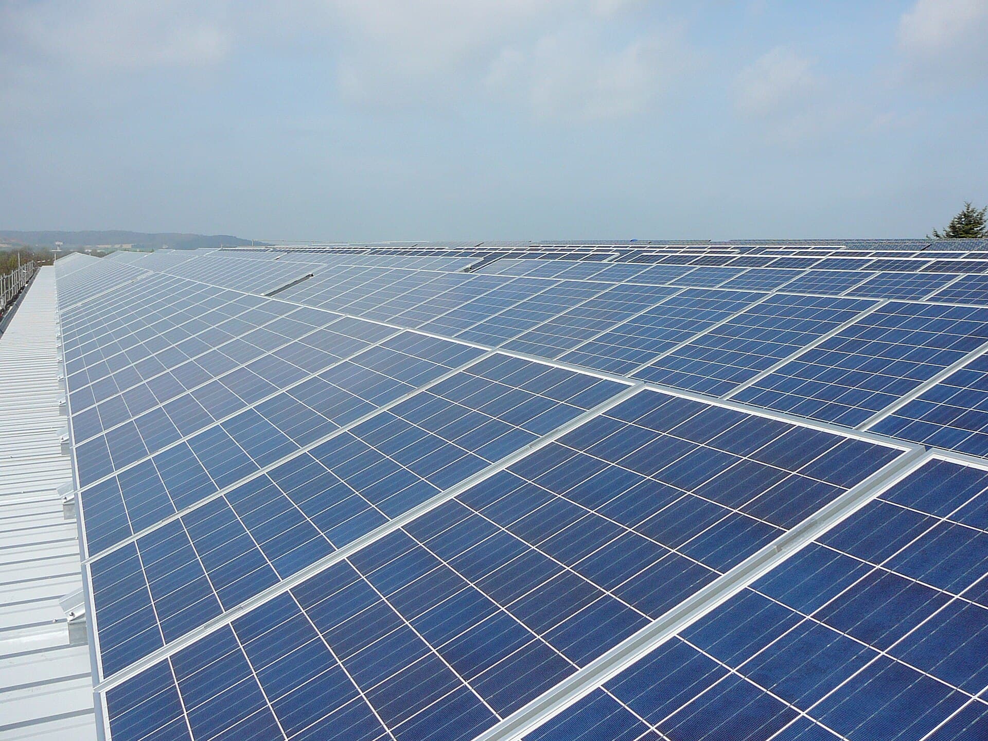 Un parc de panouri solare fotovoltaice, văzut de aproape, pe acoperiș sau pe o suprafață extinsă. (Foto de arhivă: ChristofferRiemer / CC BY 3.0, Wikimedia Commons)
