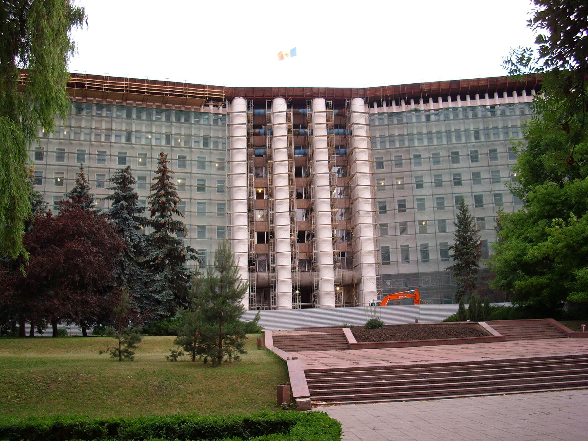 O clădire guvernamentală impunătoare, înconjurată de spațiu verde și trepte. (Foto: Mirek237 / Public domain, Wikimedia Commons)