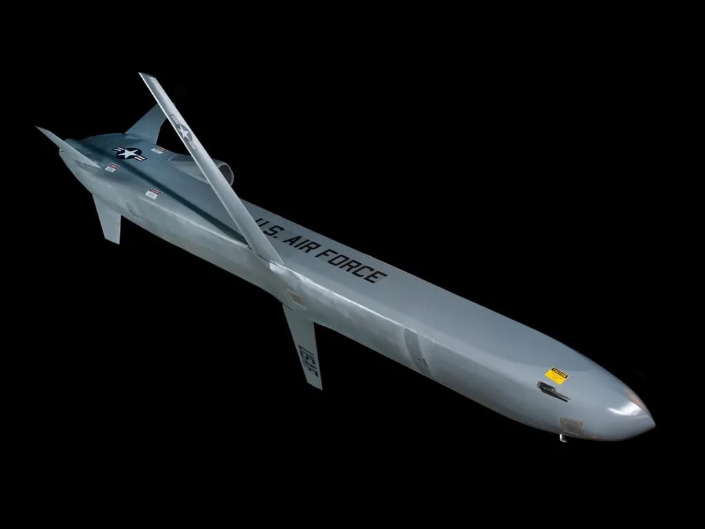 O dronă militară de recunoaștere, inscripționată cu însemnele Forțelor Aeriene ale SUA, fotografiată pe fundal negru. (Foto ilustrativă: necunoscut / CC0 1.0, Openverse)