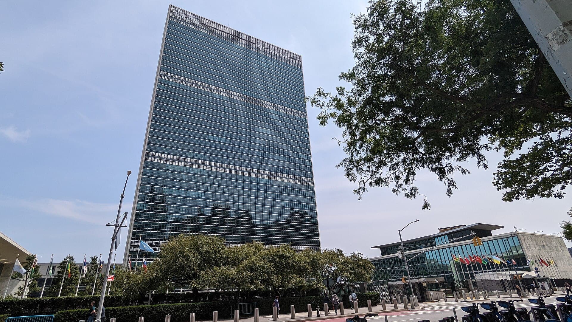 Clădirea sediului Organizației Națiunilor Unite din New York, văzută din exterior. (Foto: Horizon206 / CC0, Wikimedia Commons)