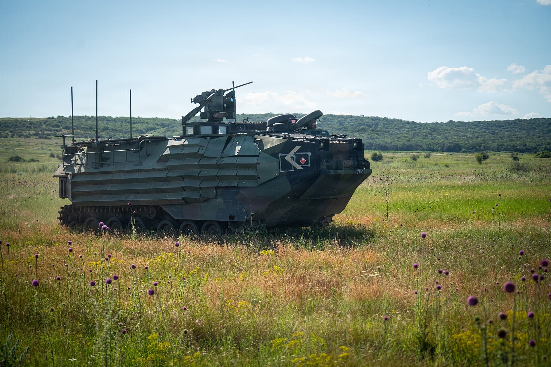 Un vehicul blindat amfibiu pe șenile, de tip AAV-7, fotografiat într-un teren deschis. (Foto: U.S. Marine Corps photo by Sgt. Noah Masog / Public domain, Wikimedia Commons)
