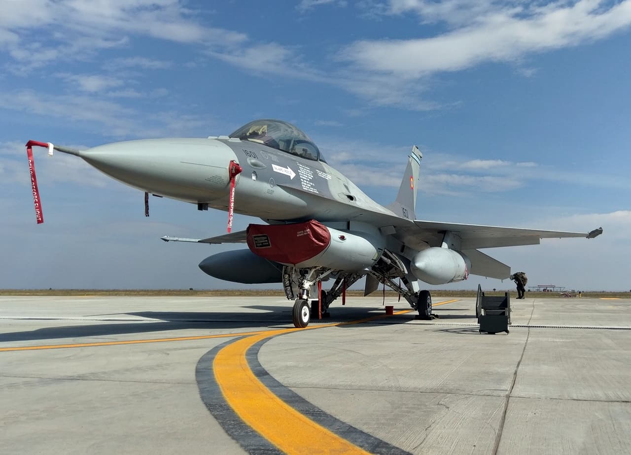 Un avion de vânătoare F-16 staționat pe platforma unui aerodrom. (Foto: VictorCozmei / CC BY-SA 4.0, Wikimedia Commons)