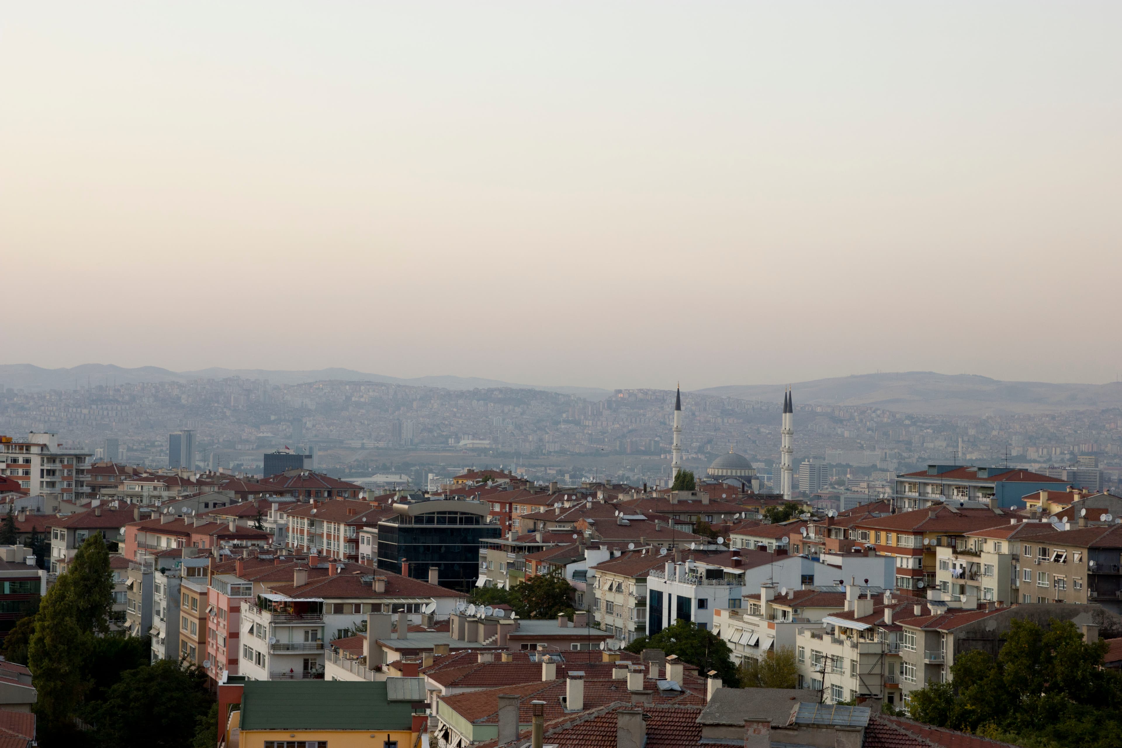 Vedere panoramică asupra unui oraș turcesc, cu clădiri dense și moschei, probabil Ankara. (Foto: William Neuheisel from DC, US / BY 2.0, Openverse)