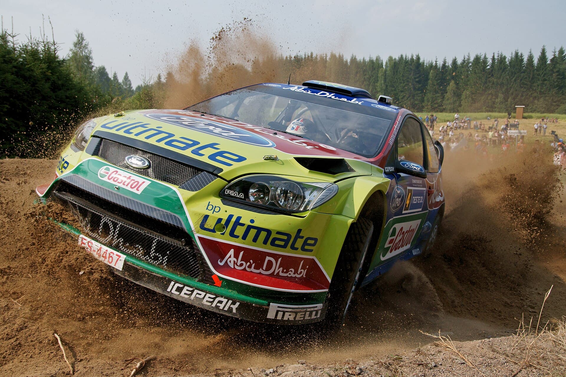 O mașină de raliu Ford Fiesta, în timpul unei curse pe un drum de pământ. (Foto de arhivă: kallerna / CC BY-SA 3.0, Wikimedia Commons)