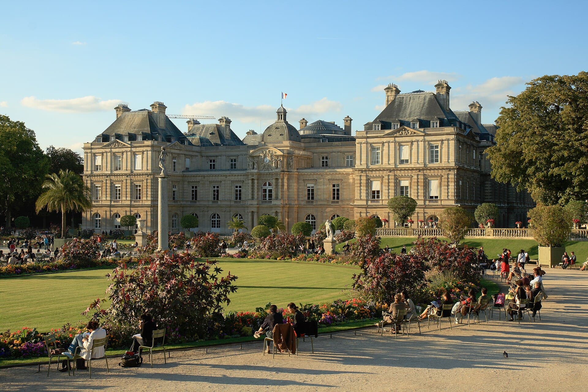 Palatul Luxemburg din Paris, sediul Senatului Franței, văzut din grădinile sale. (Foto: Benh LIEU SONG with some parts cloned out by Nicolas SANCHEZ / CC BY-SA 3.0, Wikimedia Commons)