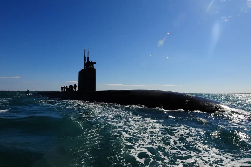 Un submarin care navighează la suprafața mării, fotografiat din apropiere. (Foto ilustrativă: U.S. Forest Service (source) / CC0 1.0, Openverse)