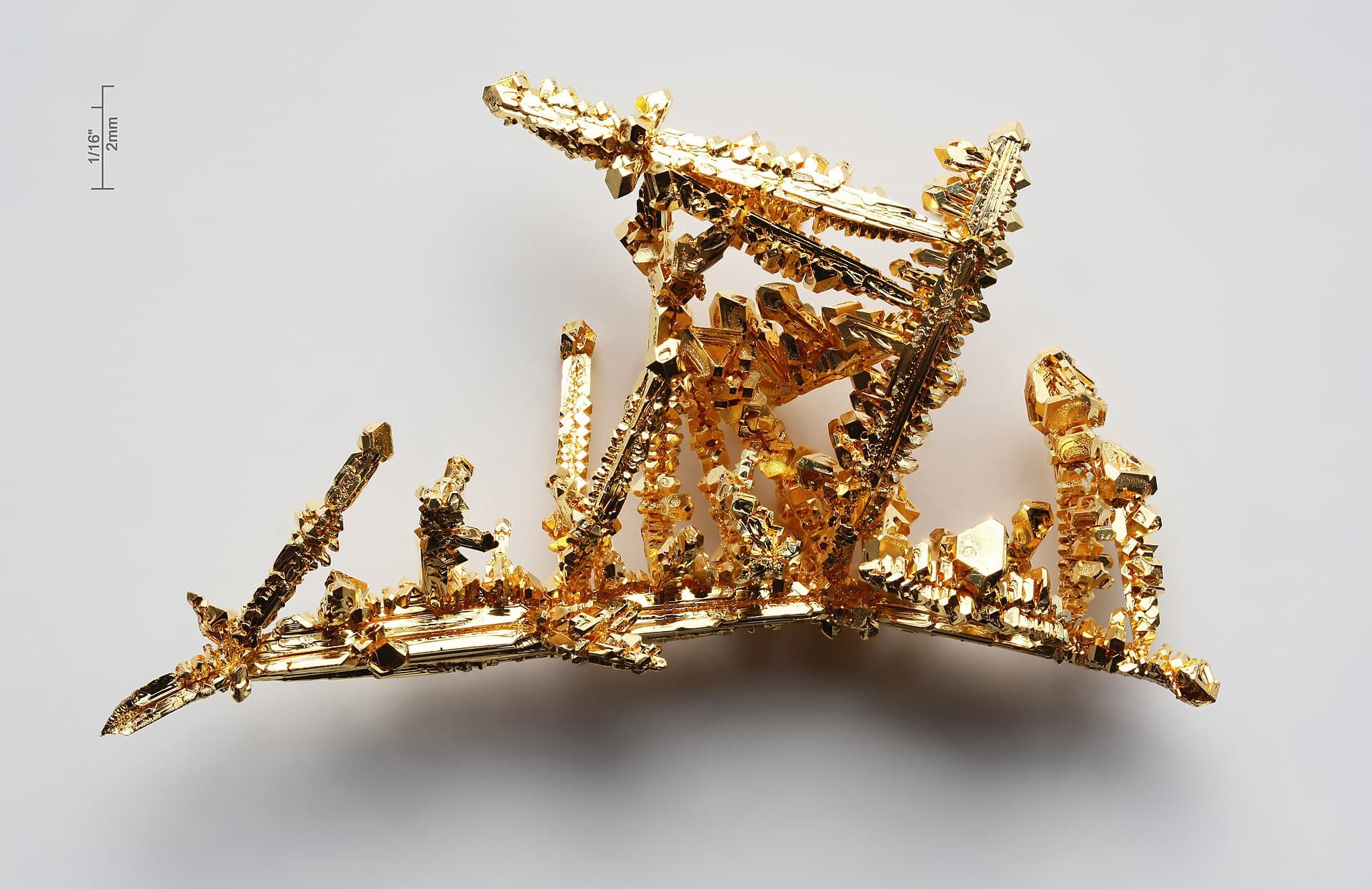 Un specimen mineral auriu, cu aspect de aur nativ cristalizat, fotografiat pe un fundal deschis. (Foto de arhivă: Alchemist-hp ( talk ) www.pse-mendelejew.de / CC BY-SA 3.0 de, Wikimedia Commons)