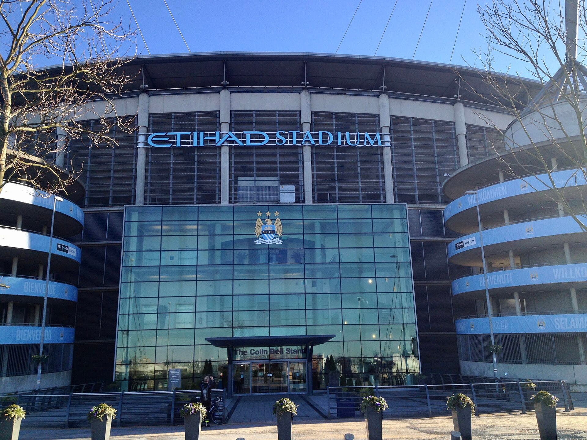 Fațada stadionului Etihad Stadium al clubului Manchester City. (Foto: Ank kumar / CC BY-SA 4.0, Wikimedia Commons)