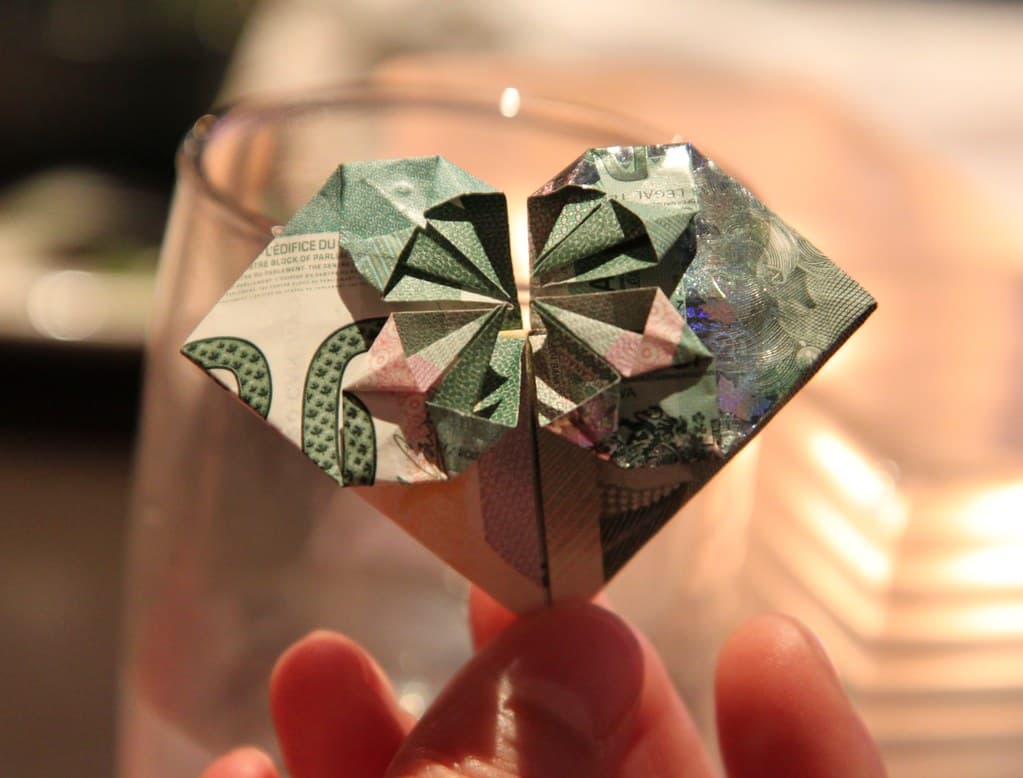 O figurină origami realizată din bancnote, ținută în mână. (Foto de arhivă: nayukim / BY 2.0, Openverse)