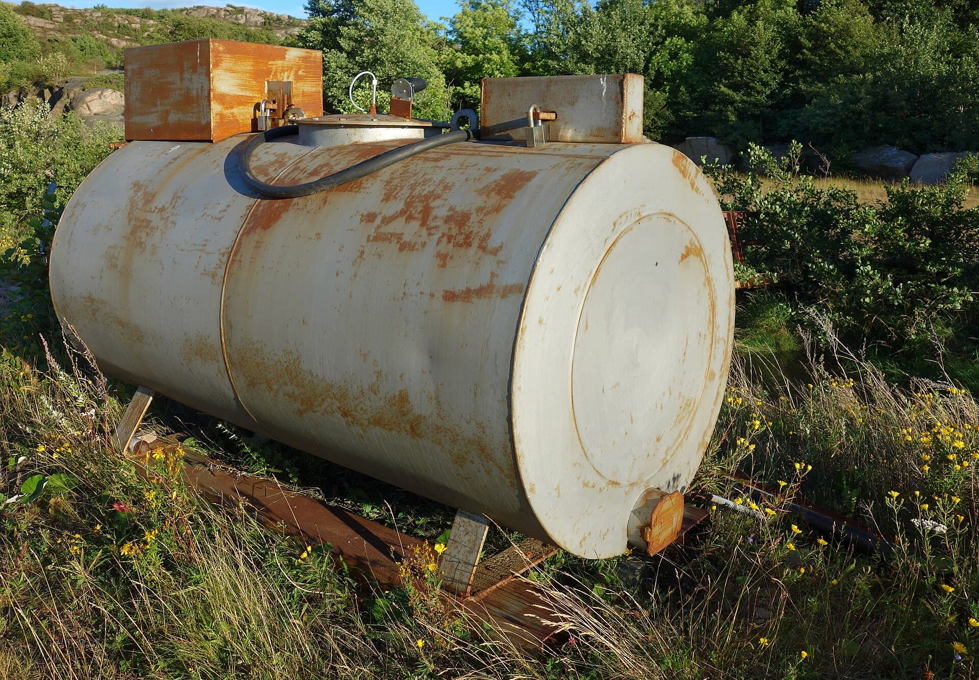 Un rezervor metalic mare, ruginit, pentru stocarea combustibilului, amplasat în aer liber. (Foto de arhivă: W.carter / CC BY-SA 4.0, Wikimedia Commons)