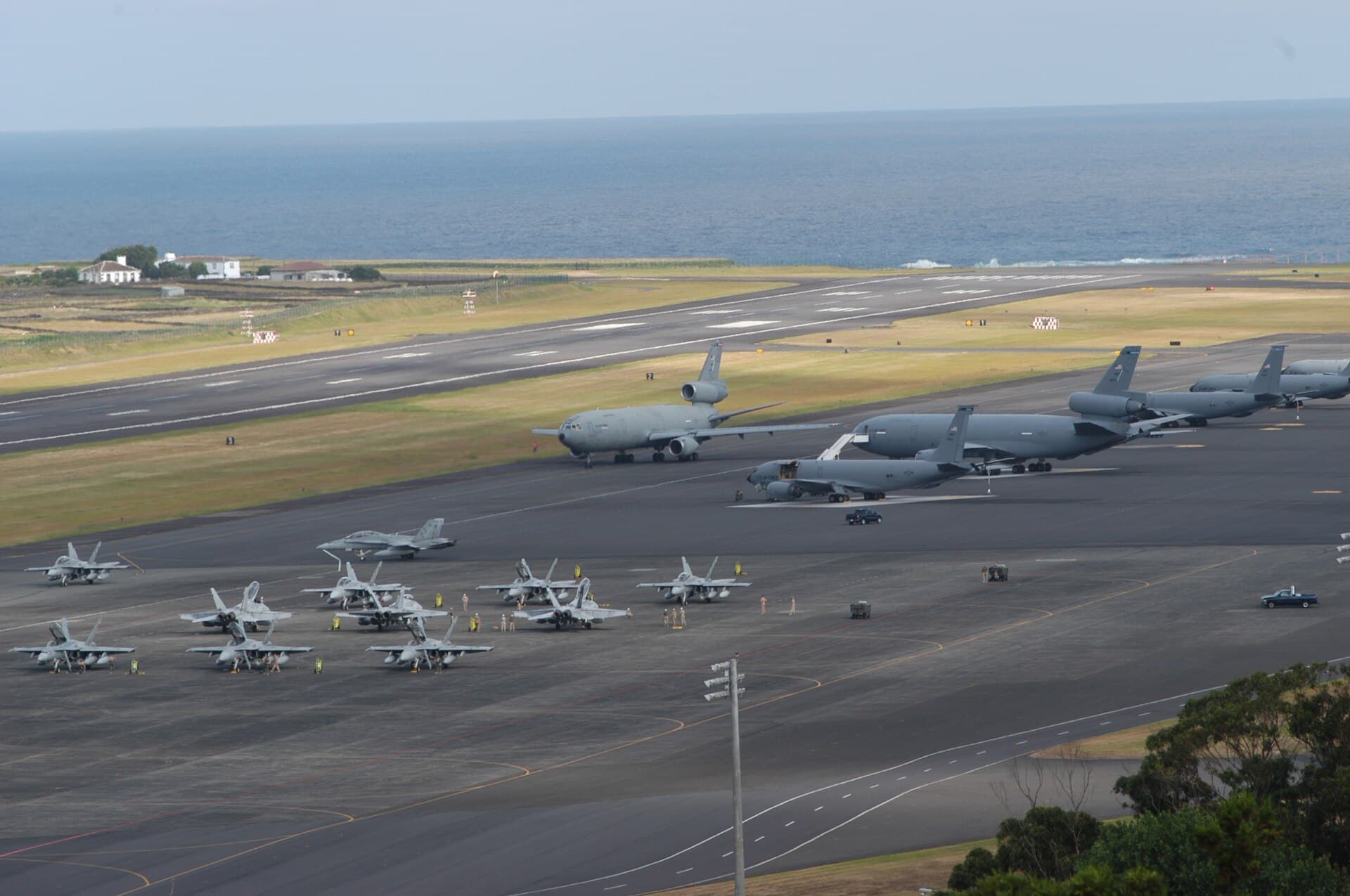 O bază aeriană cu piste și mai multe aeronave militare, situată lângă ocean, corespunzătoare Bazei Lajes din Portugalia. (Foto: necunoscut / Public domain, Wikimedia Commons)