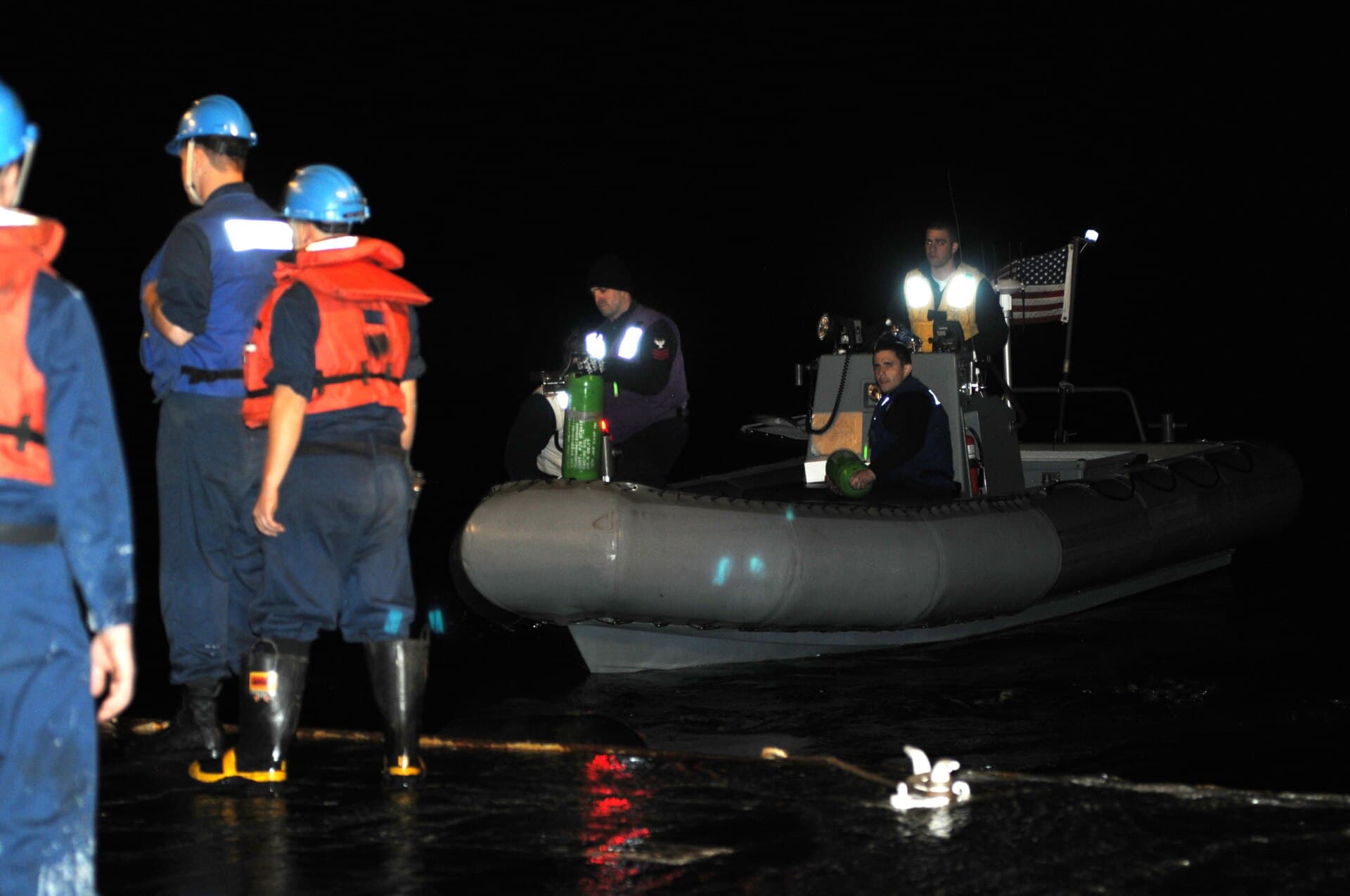 Echipaj de salvare pe o barcă pneumatică, în timpul unei operațiuni nocturne pe mare. (Foto de arhivă: Senior Chief Petty Officer Daniel Smithyman / Public domain, Wikimedia Commons)
