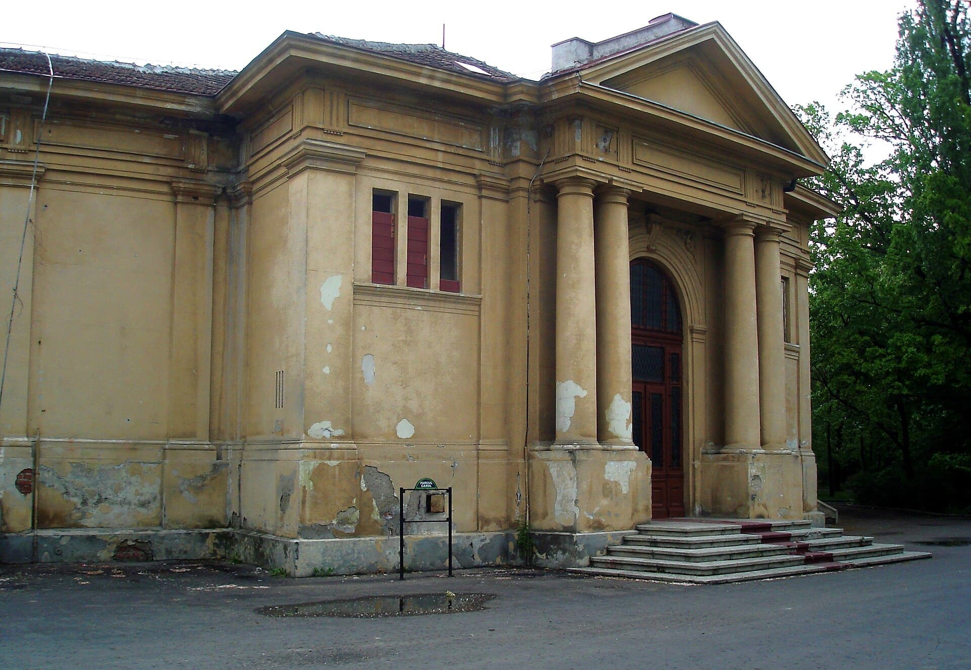 Fațada clădirii Arenele Romane din București, în Parcul Carol. (Foto: Miehs at Romanian Wikipedia / Public domain, Wikimedia Commons)