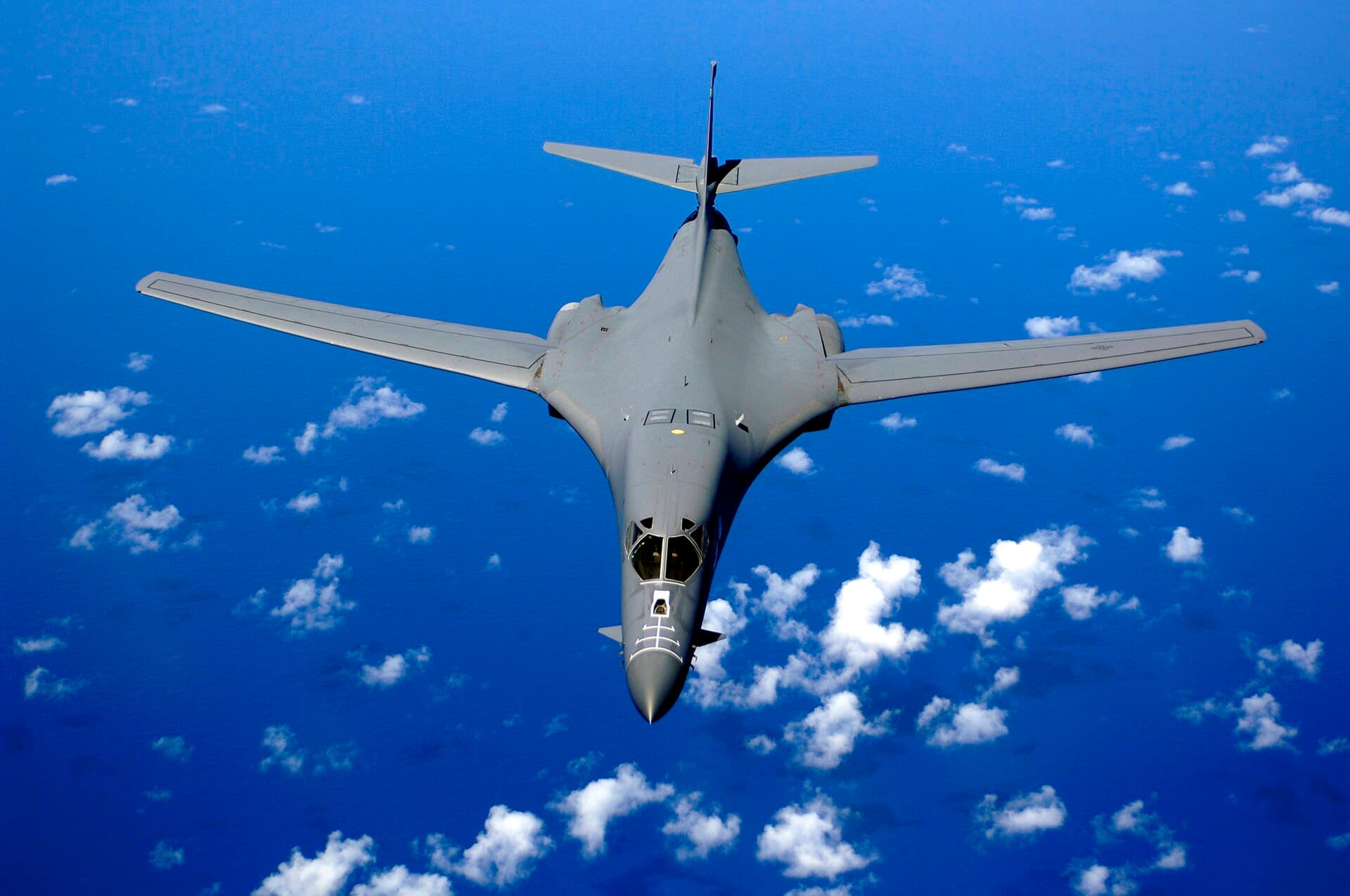Un bombardier strategic B-1B Lancer fotografiat din aer, deasupra norilor. (Foto de arhivă: United States Air Force photo by Staff Sgt. Bennie J. Davis III / Public domain, Wikimedia Commons)