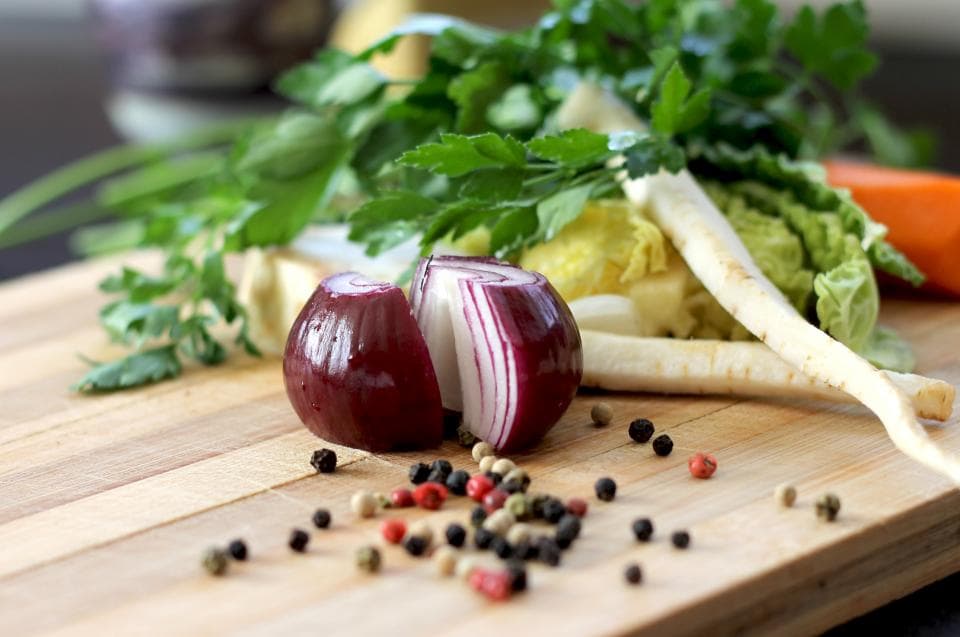 Legume și condimente proaspete așezate pe un tocător de bucătărie. (Foto ilustrativă: Webvilla / CC0 1.0, Openverse)