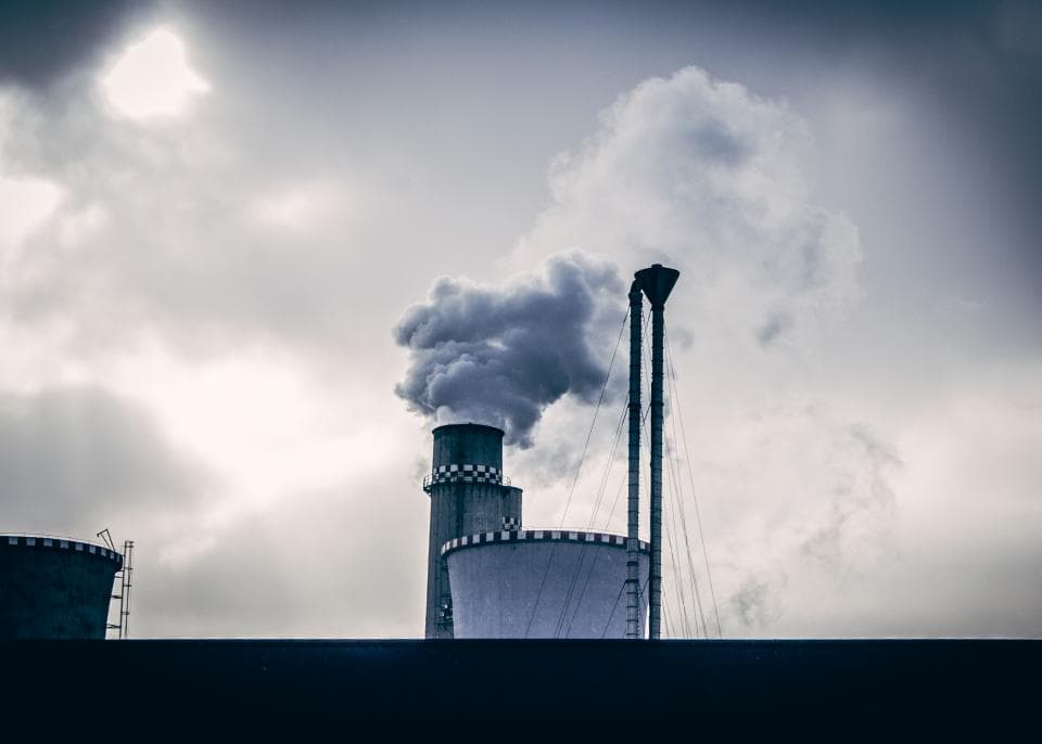Instalație industrială cu rezervoare și coșuri de fum, fotografiată în exterior. (Foto ilustrativă: Claudiu Sergiu Danaila / CC0 1.0, Openverse)