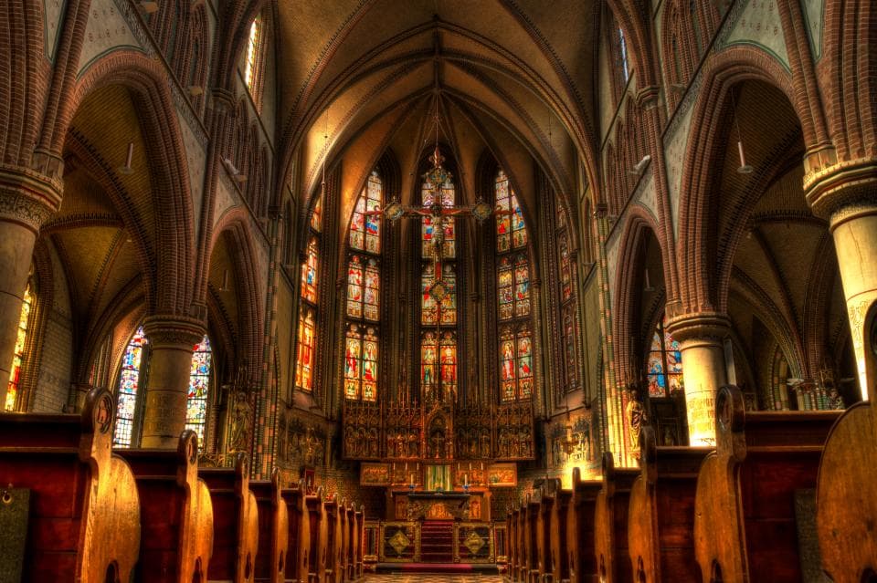 Interiorul unei biserici, cu nave, vitralii și altar. (Foto ilustrativă: Skitter Photo / CC0 1.0, Openverse)